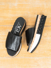 Laden Sie das Bild in den Galerie-Viewer, AGL Plateausandale