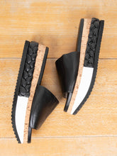 Laden Sie das Bild in den Galerie-Viewer, AGL Sandalen