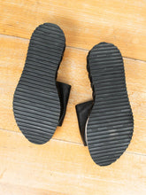 Laden Sie das Bild in den Galerie-Viewer, AGL Schuhe