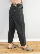Laden Sie das Bild in den Galerie-Viewer, Armani Secondhand Jeans
