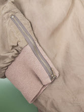 Laden Sie das Bild in den Galerie-Viewer, Blouson Seide Vintage