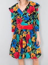 Laden Sie das Bild in den Galerie-Viewer, Blumenkleider Vintage