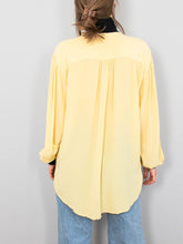 Laden Sie das Bild in den Galerie-Viewer, Blusen Seide Gelb Oversize