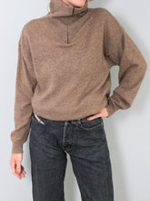 Laden Sie das Bild in den Galerie-Viewer, Brauner Troyer Wolle