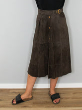 Laden Sie das Bild in den Galerie-Viewer, Brauner Wildlederrock Vintage