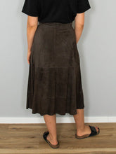 Laden Sie das Bild in den Galerie-Viewer, Brauner Wildlederrock