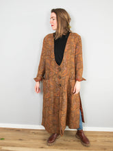 Laden Sie das Bild in den Galerie-Viewer, Brokatmantel Vintage