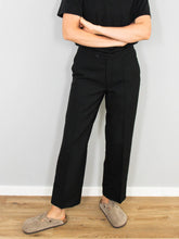 Laden Sie das Bild in den Galerie-Viewer, Bundfaltenhose Schwarz