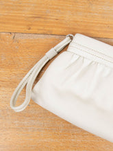 Laden Sie das Bild in den Galerie-Viewer, Cremefarbene Clutch Leder