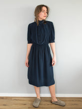 Laden Sie das Bild in den Galerie-Viewer, Seidenkleid Blau Gepunktet