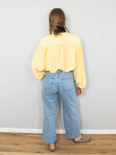 Laden Sie das Bild in den Galerie-Viewer, Gelbe Seidenbluse Vintage
