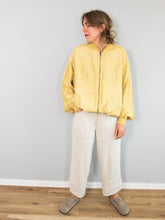 Laden Sie das Bild in den Galerie-Viewer, Gelbes Seidenblouson