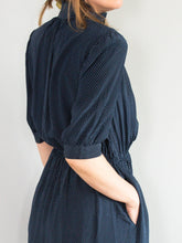 Laden Sie das Bild in den Galerie-Viewer, Gepunktetes Seidenkleid Blau
