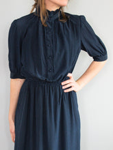 Laden Sie das Bild in den Galerie-Viewer, Gepunktetes Seidenkleid