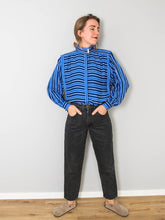 Laden Sie das Bild in den Galerie-Viewer, Gestreifte Seidenbluse Blau