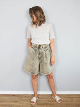 Laden Sie das Bild in den Galerie-Viewer, High Waist JEansshorts VIntage