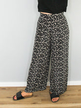 Laden Sie das Bild in den Galerie-Viewer, High Waist Seidenhose