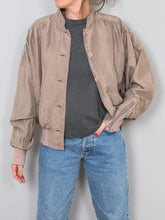 Laden Sie das Bild in den Galerie-Viewer, Jacke Seide Vintage