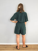 Laden Sie das Bild in den Galerie-Viewer, JUmpsuit Seide Vintage