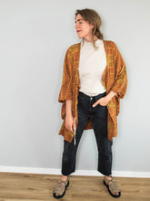 Laden Sie das Bild in den Galerie-Viewer, Kimono Seide Secondhand