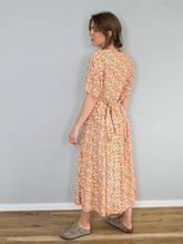 Laden Sie das Bild in den Galerie-Viewer, Kleid Orange Blumen