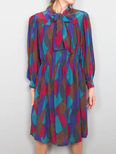 Laden Sie das Bild in den Galerie-Viewer, Seidenkleid Schluppe