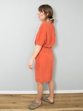 Laden Sie das Bild in den Galerie-Viewer, Kleid Vintage Seide