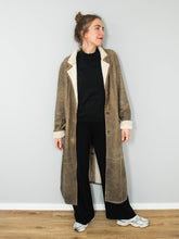 Laden Sie das Bild in den Galerie-Viewer, Lammfell Mantel Vintage