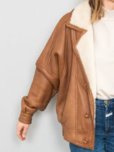 Laden Sie das Bild in den Galerie-Viewer, Lammfelljacke Vintage