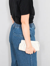 Laden Sie das Bild in den Galerie-Viewer, Lederclutch Creme