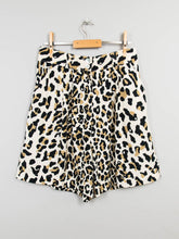 Laden Sie das Bild in den Galerie-Viewer, Leo Shorts High Waist