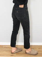 Laden Sie das Bild in den Galerie-Viewer, Levis Jeans Vintage