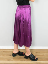 Laden Sie das Bild in den Galerie-Viewer, 80´s Faltenrock Beere