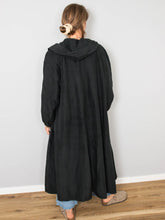 Laden Sie das Bild in den Galerie-Viewer, Oversize Seidenmantel Schwarz