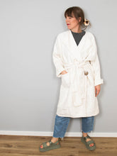 Laden Sie das Bild in den Galerie-Viewer, Mantel Wildseide Creme