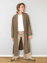 Laden Sie das Bild in den Galerie-Viewer, Mantel Seide Braun