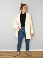 Laden Sie das Bild in den Galerie-Viewer, Mantel Vintage Creme Wolle