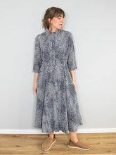 Laden Sie das Bild in den Galerie-Viewer, Maxikleider Seide Vintage