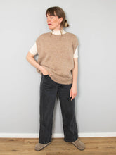 Laden Sie das Bild in den Galerie-Viewer, Pullunder Oversize Beige