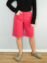 Laden Sie das Bild in den Galerie-Viewer, Rote Levis Shorts