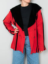 Laden Sie das Bild in den Galerie-Viewer, Rote Seidenjacke Vintage