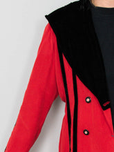 Laden Sie das Bild in den Galerie-Viewer, Rote Vintage Seidenjacke