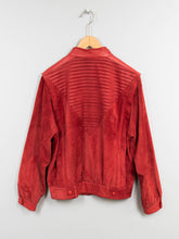 Laden Sie das Bild in den Galerie-Viewer, Rote Wildlederjacke Vintage
