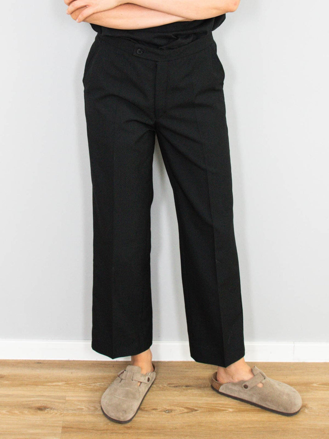 Schwarze Bundfaltenhose