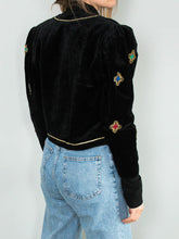 Laden Sie das Bild in den Galerie-Viewer, Schwarze Samtjacke Cropped