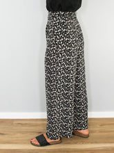 Laden Sie das Bild in den Galerie-Viewer, Schwarze Seidenhose Vintage