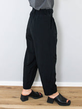 Laden Sie das Bild in den Galerie-Viewer, Schwarze High Waist Hose