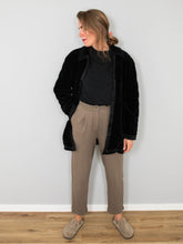 Laden Sie das Bild in den Galerie-Viewer, Schwarze Samtjacke Vintage