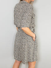 Laden Sie das Bild in den Galerie-Viewer, Schwarzer Jumpsuit Blumen