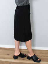 Laden Sie das Bild in den Galerie-Viewer, Schwarzer Prada Rock